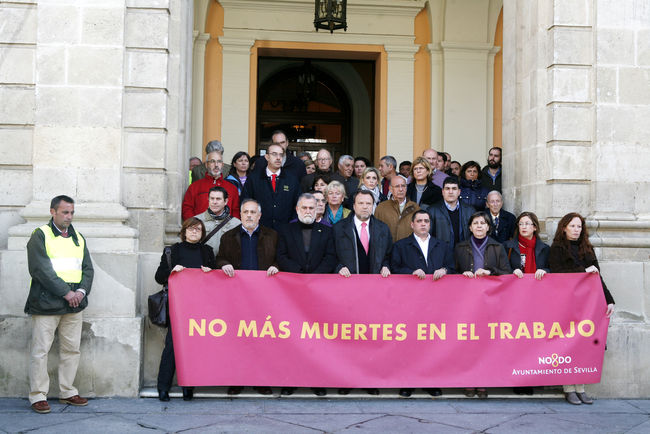 Concentración esta mañana en la puerta del Ayuntamiento de Sevilla/SA