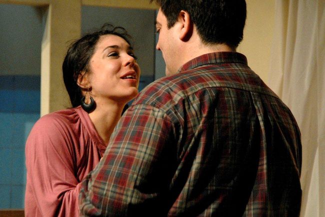 Daniel Veronese es dramaturgo, director de teatro, actor y titiritero, además de realizar sus propias producciones musicales y escenográficas.