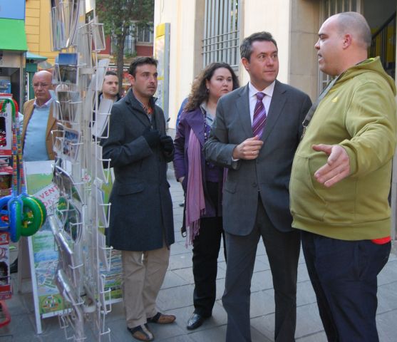 Juan Espadas en un visita a la calle San Jacinto/SA
