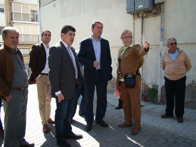 El candidato del PSOE ha mantenido esta mañana una reunión con los vecinos de Villegas