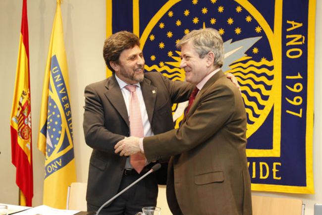 Juan Jiménez, rector de la Universidad Pablo de Olavide, y Enrique Barón Crespo, presidente de la Fundación Europea para la Sociedad de la Información y la Administración Pública. /SA