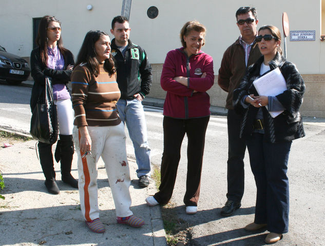 Lola Aquino con los vecinos de El Balcón de los Pintores/PA