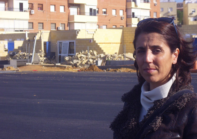 Lola Aquino ante los vestuarios derruídos por el tornado en Rabesa/PA