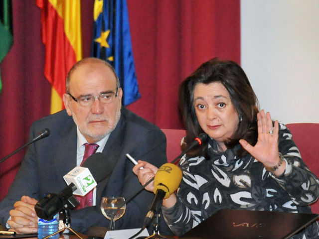 La consejera de la Presidencia apela a la deontología de la profesión