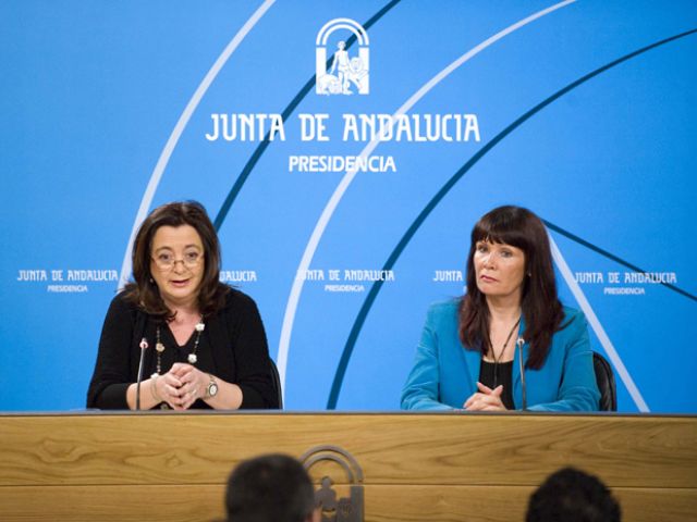 Mar Moreno junto a Micaela Navarro en la rueda de prensa tras el Consejo de Gobierno de hoy en Sevilla