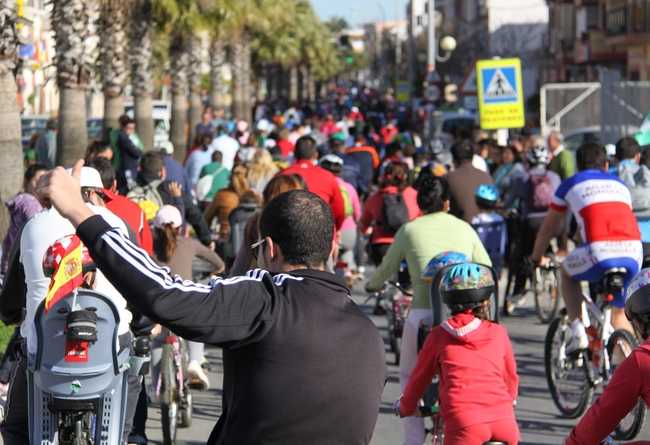 Cerca de 4.000 marcheneros han celebrado, pedaleando, el Día de Andalucía