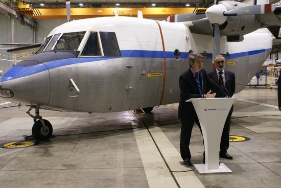 Mariano Alonso, director de recursos humanos de Airbus Military y Airbus en España, junto a Fernando Villén, director general de la Fundación Pública Andaluza fondo de Formación y Empleo. /SA