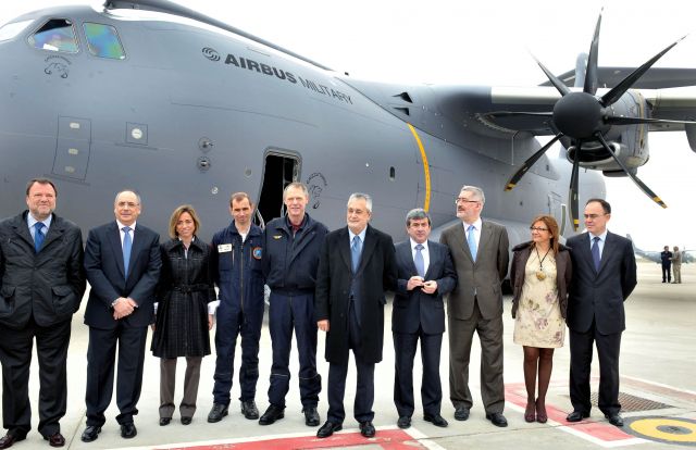 Las autoridades esta mañana durante la visita a las instalaciones de EADS Casa en Sevilla