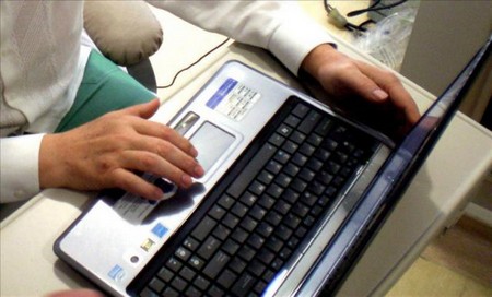 El 83,5% de los menores se conectan a Internet sin la adecuada supervisión paterna./EFE