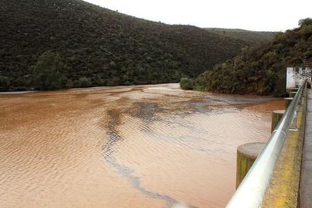 El pantano de Los Molinos presenta una alta concentración de aluminio, según el alcalde de Castilblanco, Segundo Benítez (PSOE) / Juan C. Romero