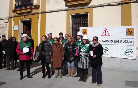 El PP y el PA se han querido sumar a las manifestaciones de los trabajadores de los juzgados de Alcalá./SA