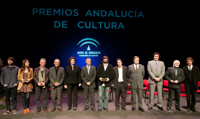 Los premiados en la foto de familia en el Teatro Central, en Sevilla/Guillermo Mendo