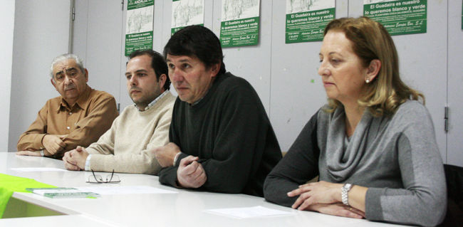 Miembros de la Plataforma Cívica, esta mañana en rueda de prensa/C.Rivas