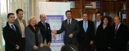 Juan Espadas promete a los hosteleros agilizar y facilitar los trámites para las licencias de apertura./Prensa PSOE