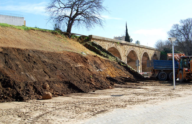 Obras del talud de la vía del Tren de los Panaderos, sobre el Puente Romano de Alcalá de Guadaíra/SA