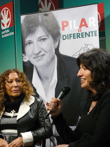 La cineasta Pilar Távora con la candidata andalucista a la Alcaldía, Pilar González/PA