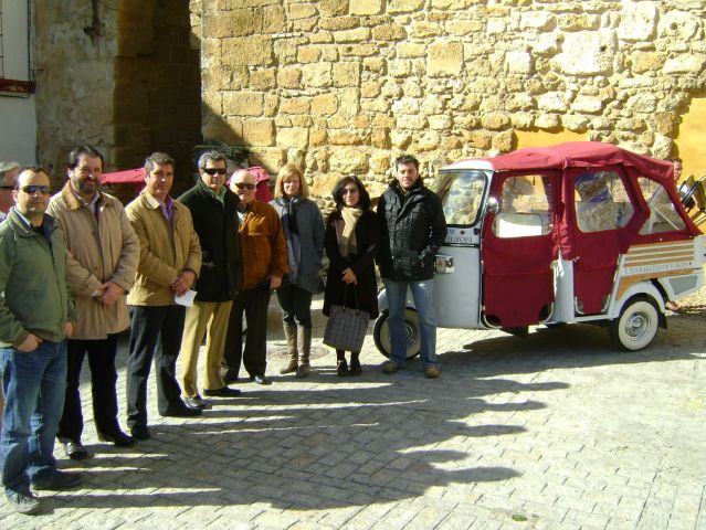 Desde hoy los turistas que pasen por Carmona podrán dar una vuelta en el taxis turístico de la ciudad/SA