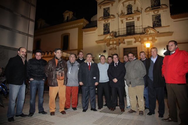 Zoido con representantes de las bandas de música de la ciudad