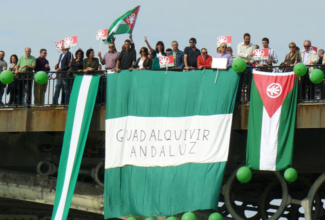 Una de las manifestaciones del PA por el Guadalquivir sobre el Puene de Triana en Sevilla