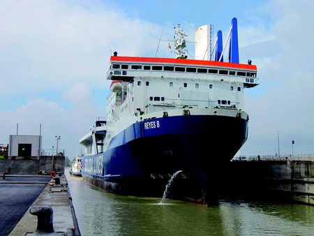 El 'Reyes B' es el buque de mayor manga que ha accedido al Puerto de Sevilla hasta la fecha/answer creative