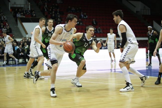 Aunque perdió por tres puntos, la ventaja que consiguió en la ida le valió al Cajasol para clasificarse/CB Sevilla