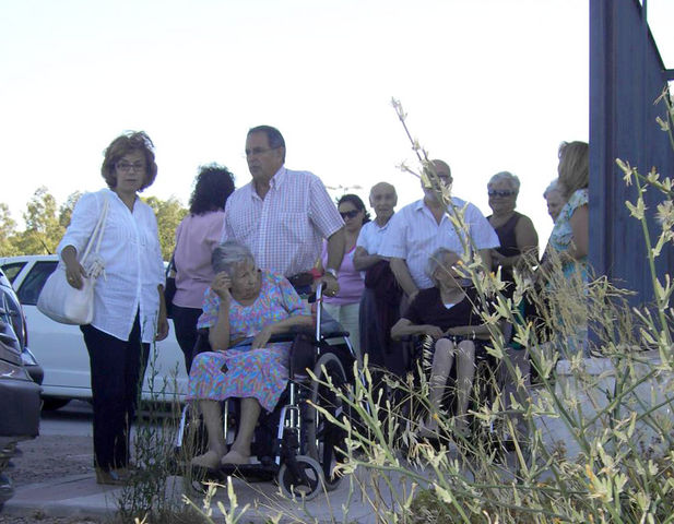 Carmen Rodríguez Hornillo junto a algunos ancianos de la residencia/SA