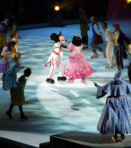 Más de sesenta personajes Disney, que abarcan décadas, con sus historias de amor, amistad, aventura y diversión. / themeparkmom