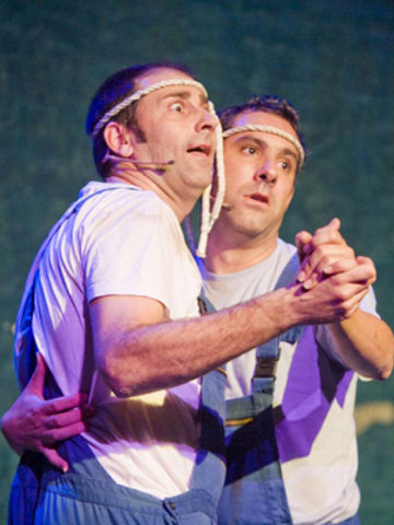 Silvio y Richi, trabajadores de la construcción, sufren mal de amores. /lafundicion