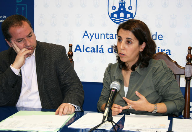 Francisco Rubio, concejal andalucista, y Lola Aquino, candidata a la Alcaldía por el PA, esta mañana en rueda de prensa/SA