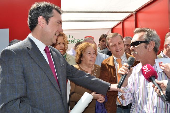 Juan Espadas hoy en Alcosa, con algunos vecinos