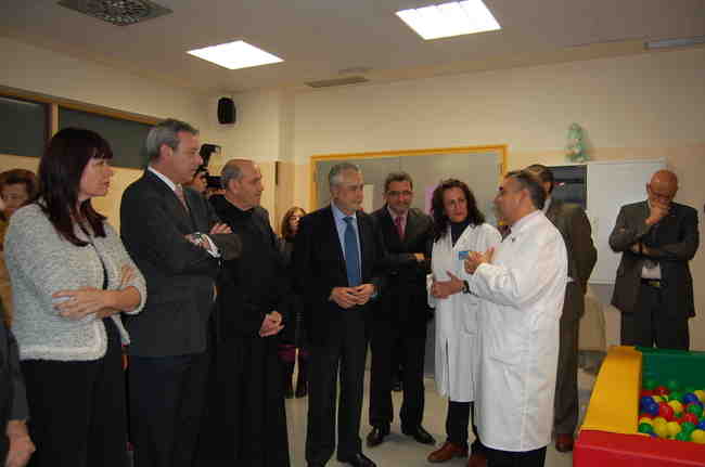 El alcalde ha estado acompañado del presidente de la Junta y de la consejera de Bienestar Social