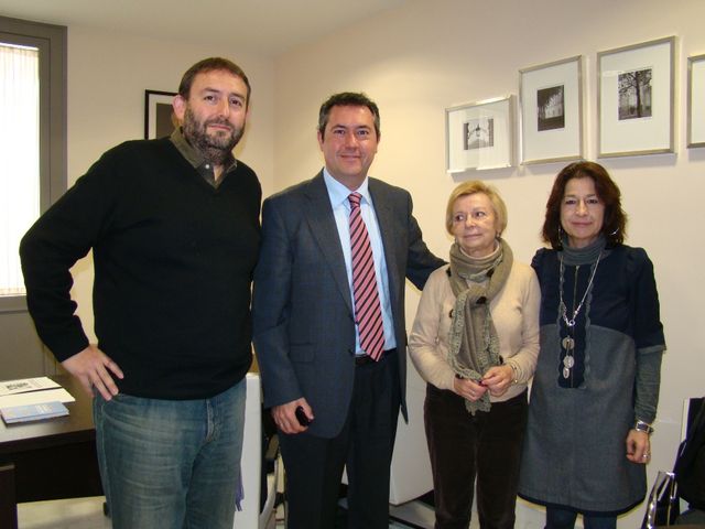 De izquierda a derecha: Javier López, Juan Espadas, Juana Muñoz (Presidenta de la Asociación Feria del Libro y Mercedes de Pablos, número dos de la lista del PSOE de Sevilla