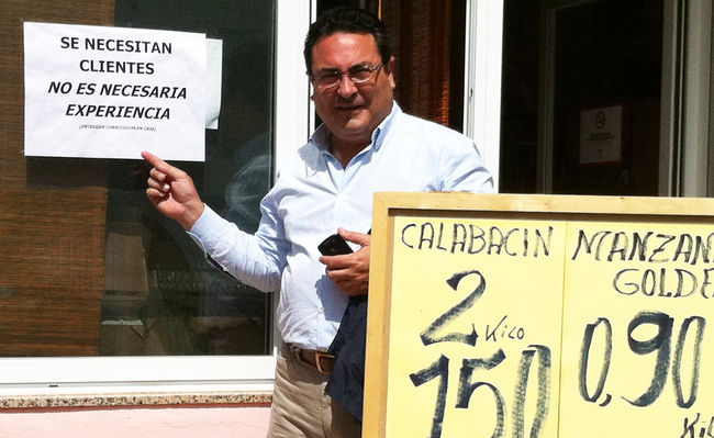 Manuel Alcocer esta mañana a las puertas de un comercio local