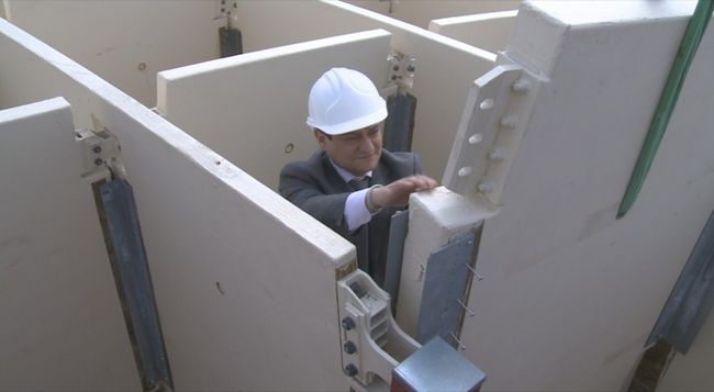 Manuel Rey hoy ha puesto la última pieza de la estructura del Metropol Parasol/SA