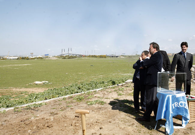 Rey y Monteseirín esta mañana durante la puesta de la primera piedra en Palmas Altas/SA