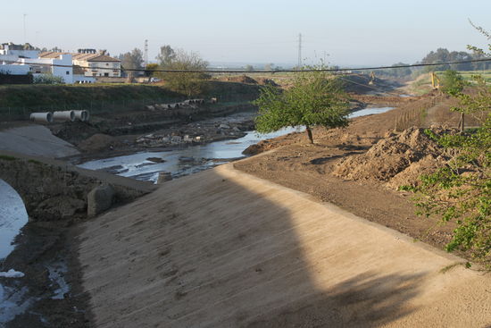 Obras de la construcción del muro de defensa de Lora del Río