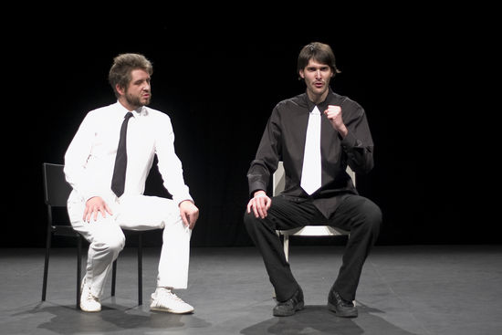 La obra social de Cajasol presenta `Ralóv es... ¡Volar al revés!