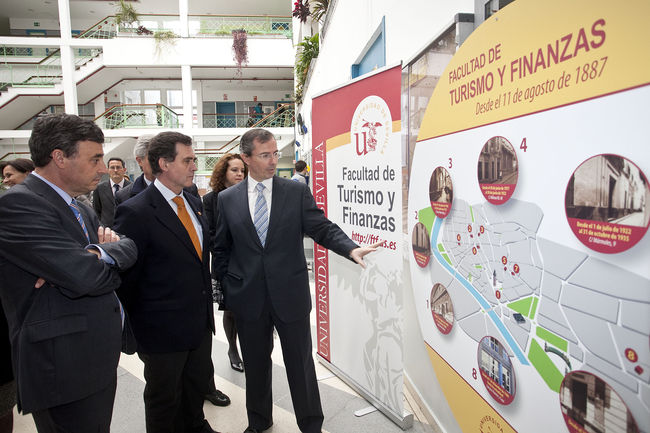 El Rector, el Decano y el delegado de Turismo han hecho oficial esta redenominación