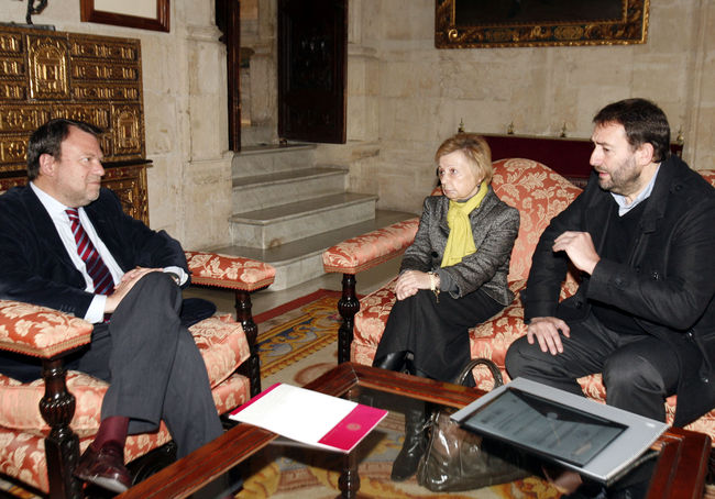 Durante estos diez años, por ella han pasado autores de la talla de José Saramago, Eduardo Mendoza, Juan José Millás, Álvaro Pombo, Ernesto Sábato y Alfredo Bryce Echenique.