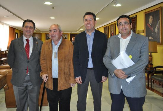 Joaquín Luque, Manuel Pastrana, Juan Espadas y Juan Antonio Gilabert, en el acto del paraninfo de la Universidad de Sevilla.