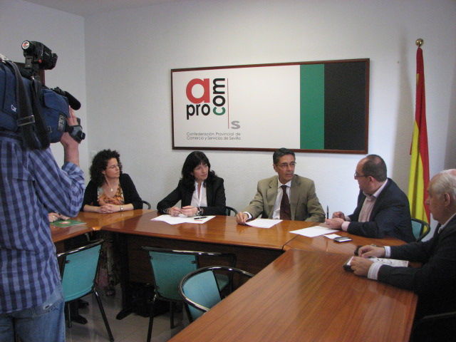 Ana Uruñuela y Pilar González esta mañana junto a Aprocom