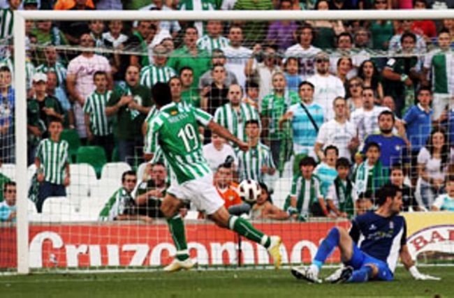 Jorge Molina anotando el primer gol de penalti/Real Betis