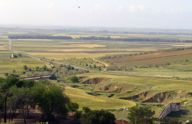 Vista de La Campiña sevillana con los molinos en primer término