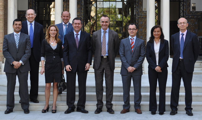 Espadas, esta mañana, ante la Fundación San Telmo