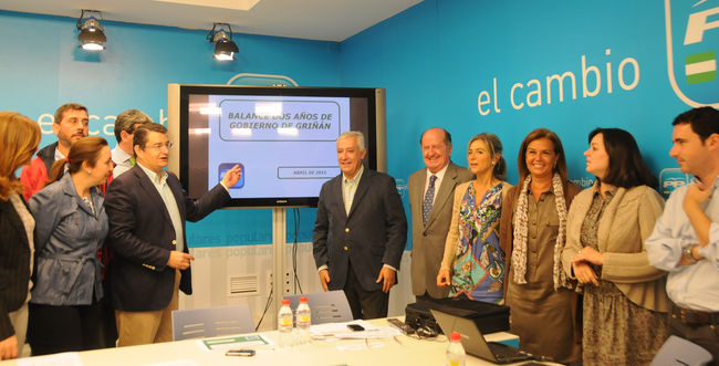 Javier Arenas ha mantenido un encuentro con dirigentes, diputados y senadores del PP de Sevilla