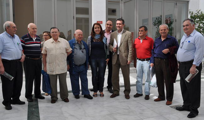 Juan Espadas esta mañana con algunos vecinos del Polígono de San Pablo