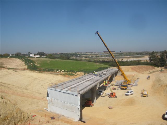 Vista del puente del tranvía sobre la futura SE-40