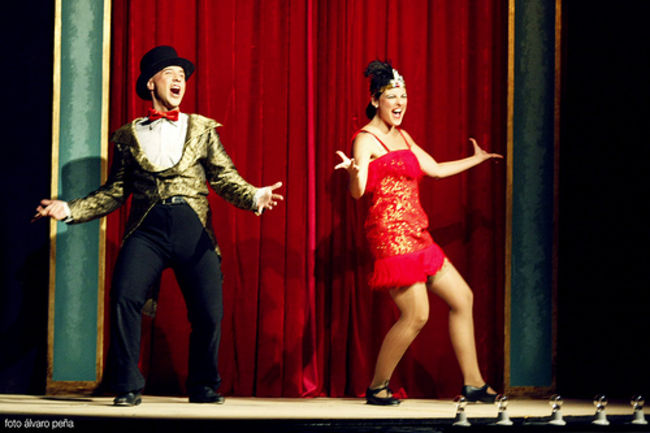 La obra se debate entre temas musicales y la vida que se crea tras las bambalinas: las dos caras del mundo.