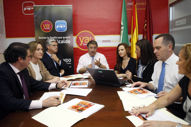 Zoido con miembros de su candidatura a la Alcaldía de Sevilla/PP