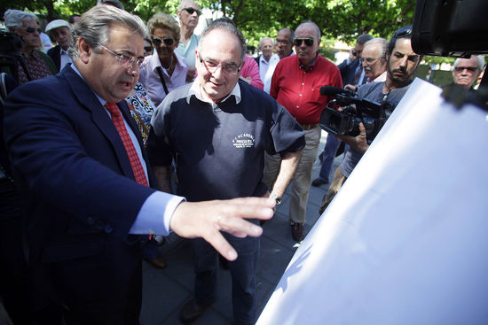 Zoido presentando el proyecto del aparcamiento a los vecinos de Triana